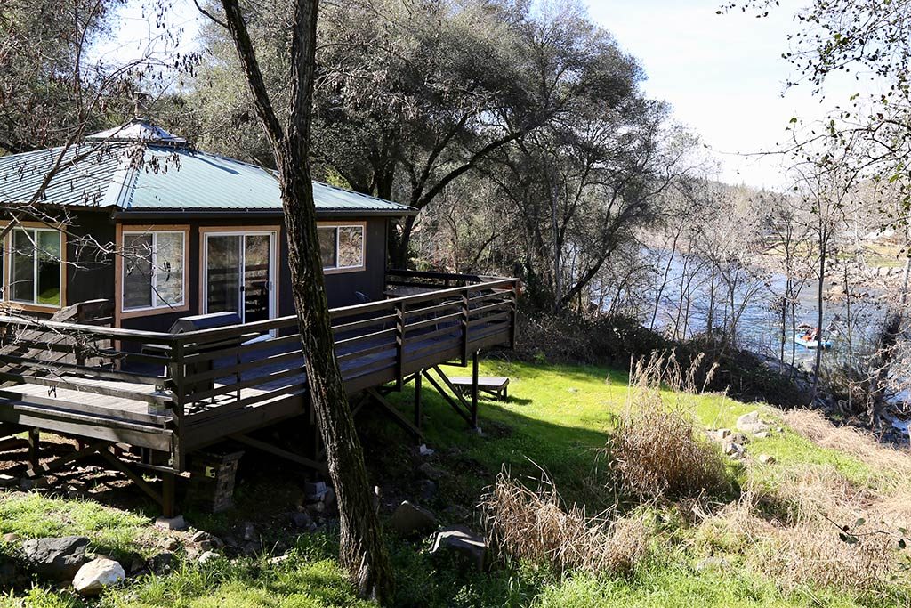 cabins-river-front-american-river